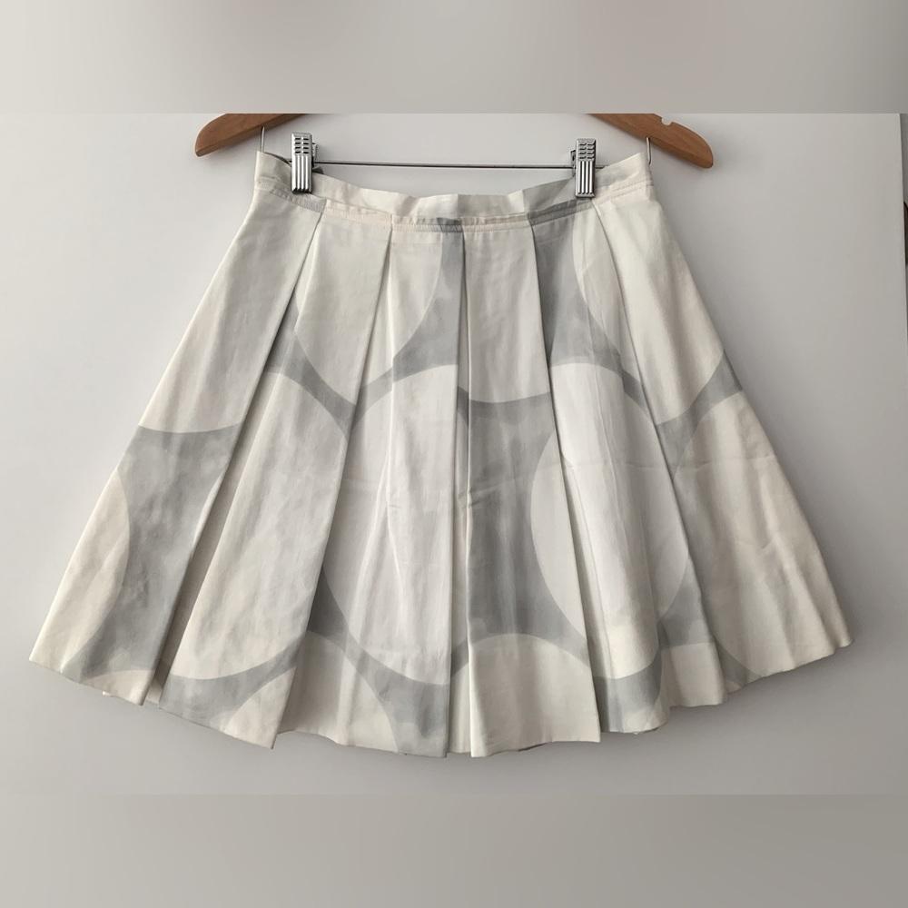 ❗️CLEAROUT❗️LIKE-NEW! GAP white + silver/grey 🤍 large dot pleated SKIRT Size 0